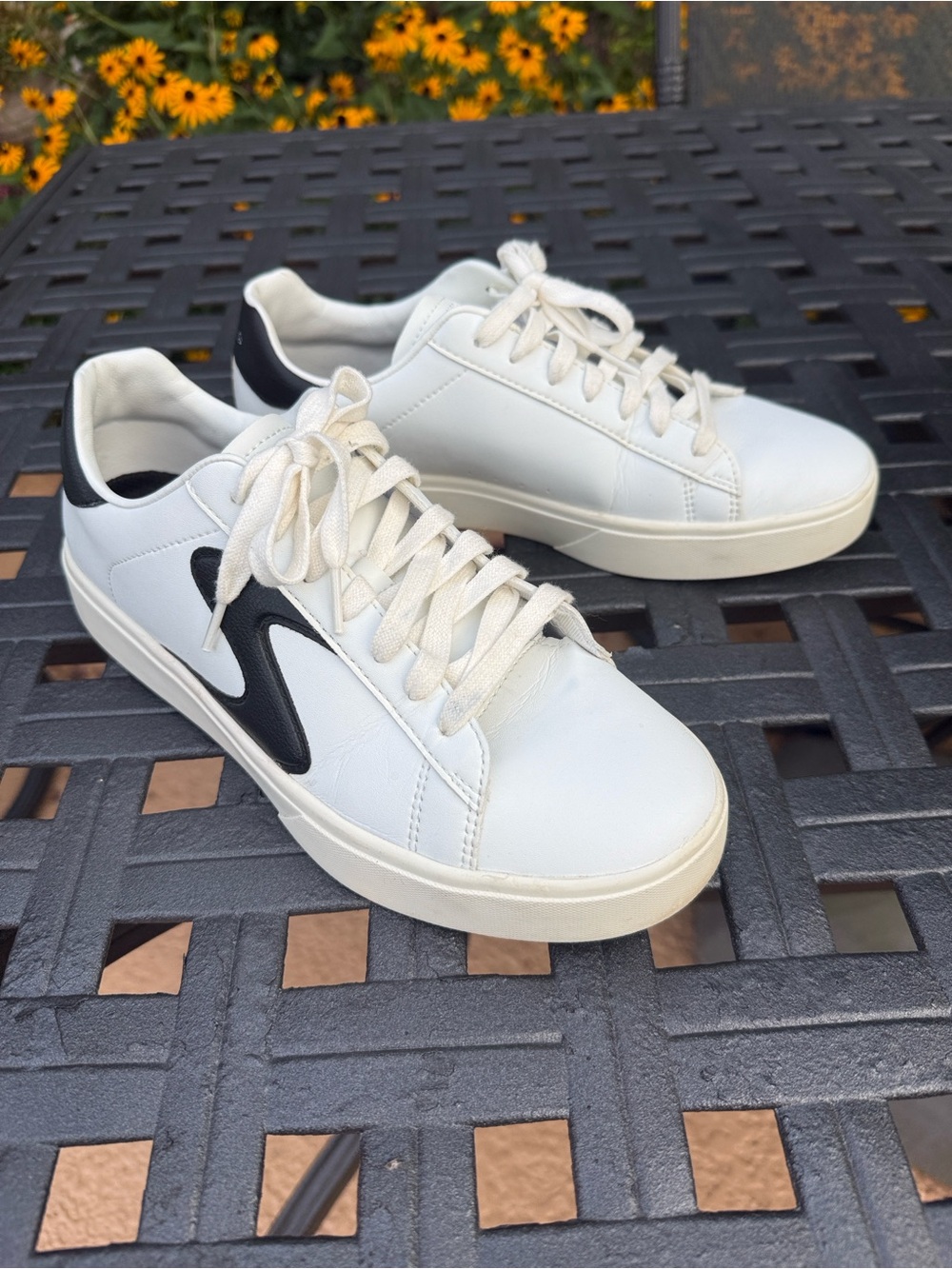 Women’s Skechers White Eden XL Low-Top Sneakers with Black Accent - Size 10